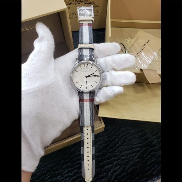NIB Burberry Watch - The Classic Horseferry - Picture 2 of 7